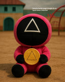 Peluche Garde rouge triangle 25 cm Squid Game Collection