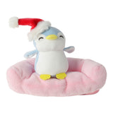 Peluche pingouin bleue avec chapeau de noël & canapé