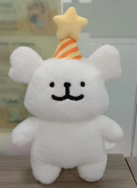 Peluche chien blc 25cm avec chapeau de fête MALTESE