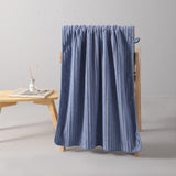 Serviette de bain ondulée bleue marine en polaire corail Wavy Series