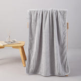 Serviette de bain en polaire grise Wavy Coral Series